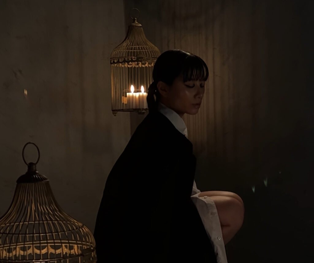 Proyecto de dirección de arte realizado por Melissa López, con ambientación, escenografía y composición visual creativa.