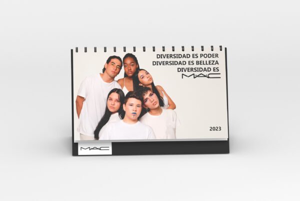Calendario creado para MAC Cosmetics por Melissa López, con dirección de arte, maquillaje, fotografía y edición profesional.