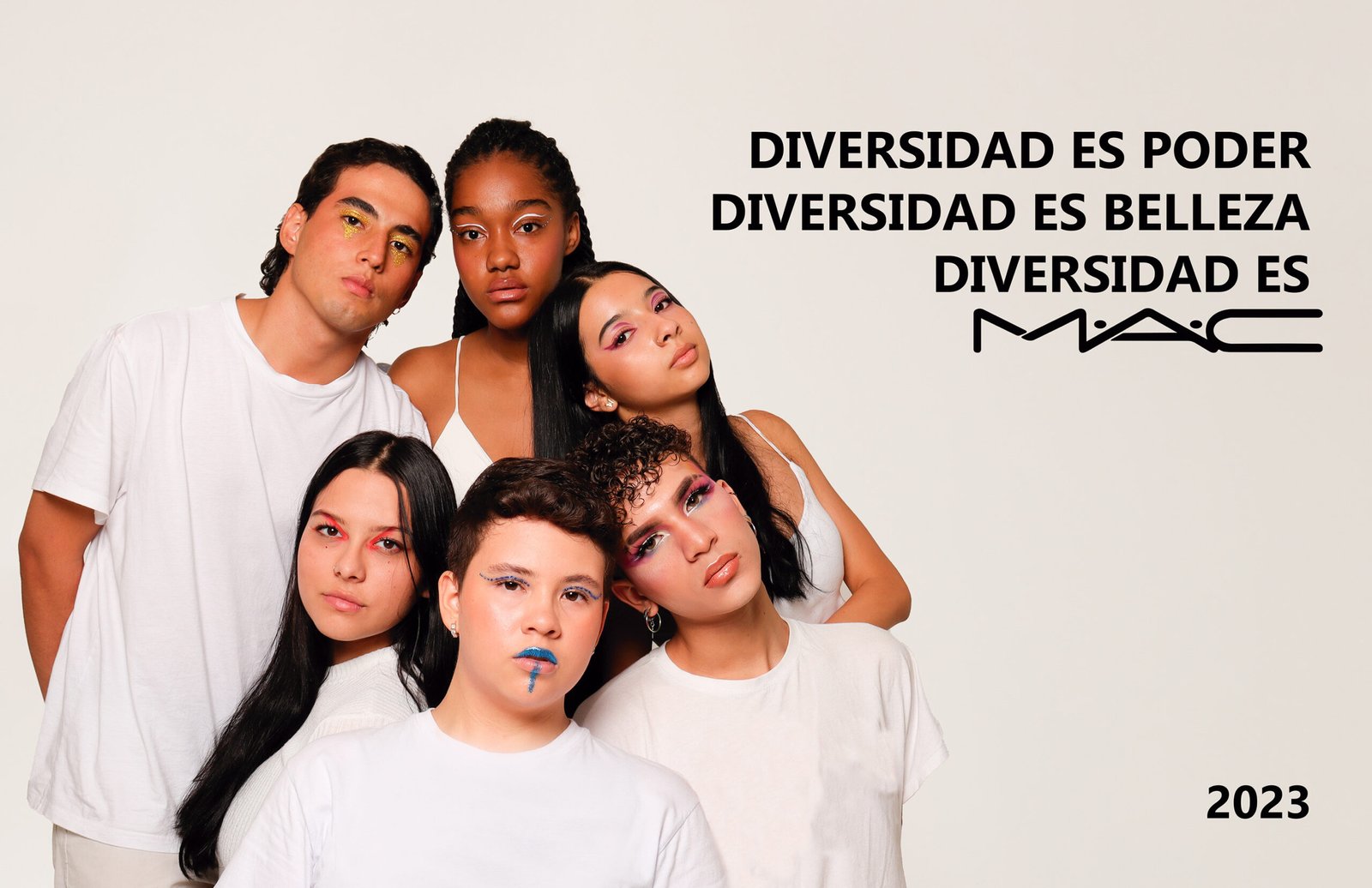 Calendario creado para MAC Cosmetics por Melissa López, con dirección de arte, maquillaje, fotografía y edición profesional.